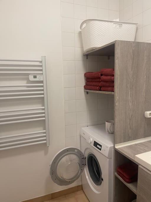 Appartement A 100 M De La Gare Port-de-Bouc Eksteriør billede